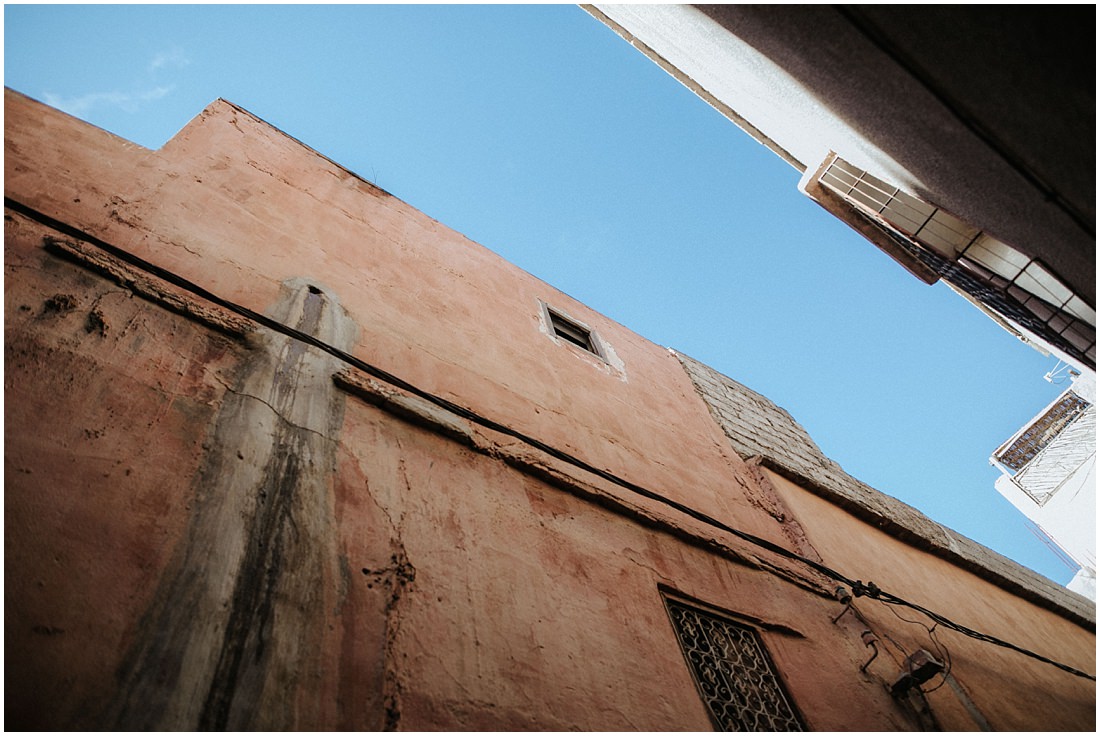 Der Blick nach oben. Blauer Himmel beim Elopement Marrakesch