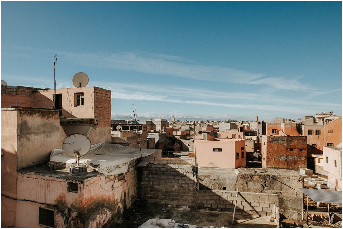 Der Blick über die Medina von Marrakesch. Im Hintergrund das Atlasgebirge. Ein toller Start für ein Elopement in Marrakesch