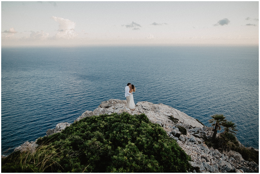 beautiful couple in front of the sea | wedding photographer Mallorca | Hochzeitsfotograf Mallorca