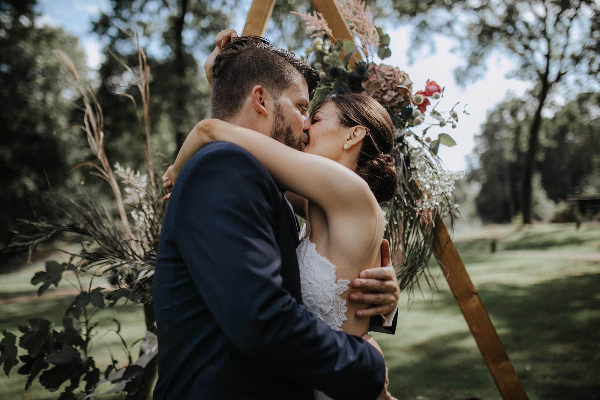 Der Kuss nach dem Ja-Wort. Eine Hochzeit Rittergut Orr in Köln